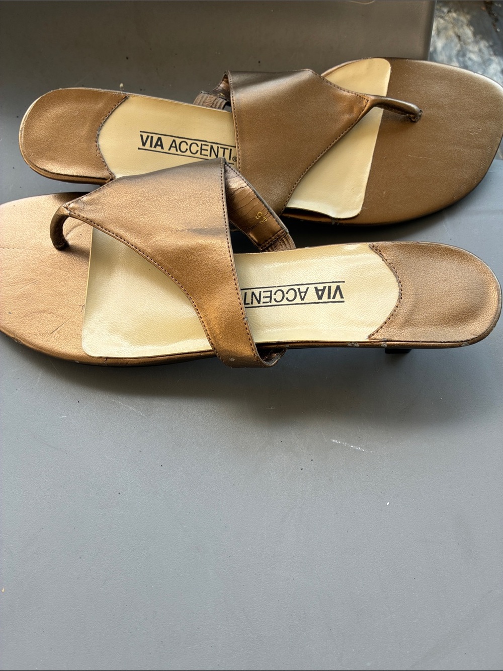 Via Accenti Women's Bronze Toe-Loop Slide Sandals